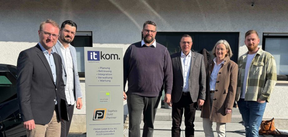 Zu Besuch bei ITKOM in Gemünden: Landrat Dr. Jens Mischak (links) ist gemeinsam mit Gemündens Bürgermeister Daniel Wittenberg (von rechts), Andrea Ortstadt von der Wirtschaftsförderung des Kreises, Harald Raschel von der KVA Vogelsbergkreis – Kommunales Jobcenter, und Tobias Reitz, Erster Beigeordneter Gemündens, zu Gast. Dort werden die Besucher von Geschäftsführer Jannik Dechert empfangen.