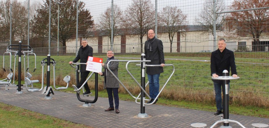 Förderbescheid für einen Fitnessparcous wird übergeben. An einigen Geräten Vertreter von Landkreis, Sparkasse Oberhessen, TV Angersbach und Gemeinde Wartenberg
