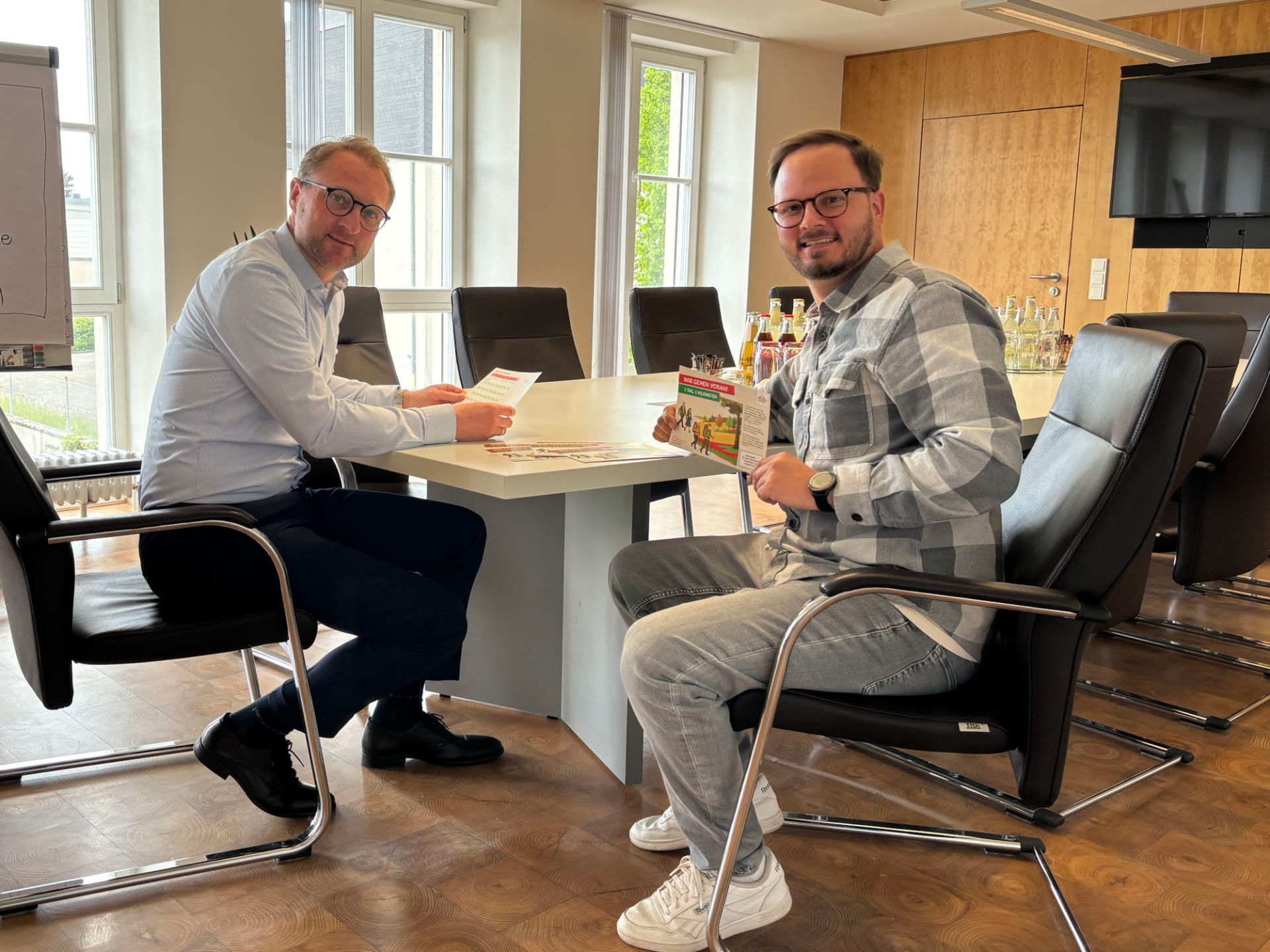 „1 Tag, 1 Kilometer“ ist im September das Motto im Vogelsbergkreis. Landrat Dr. Jens Mischak und Bewegungskoordinator Dominic Günther stellen die Aktion gemeinsam vor.