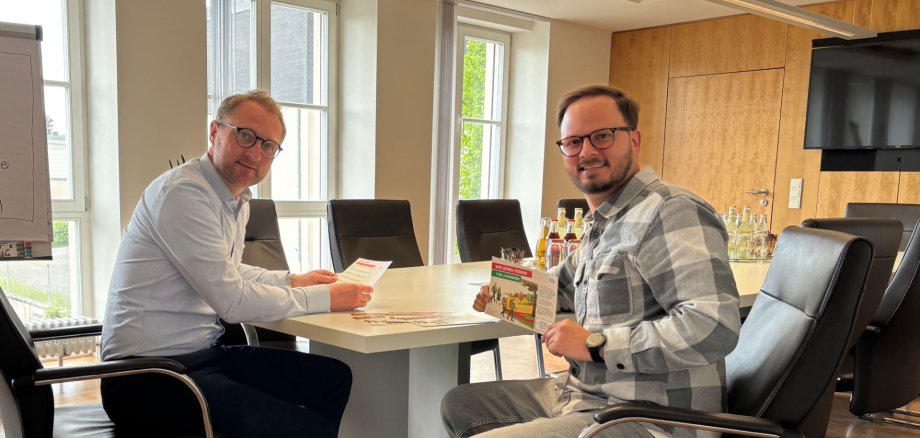 „1 Tag, 1 Kilometer“ ist im September das Motto im Vogelsbergkreis. Landrat Dr. Jens Mischak und Bewegungskoordinator Dominic Günther stellen die Aktion gemeinsam vor.