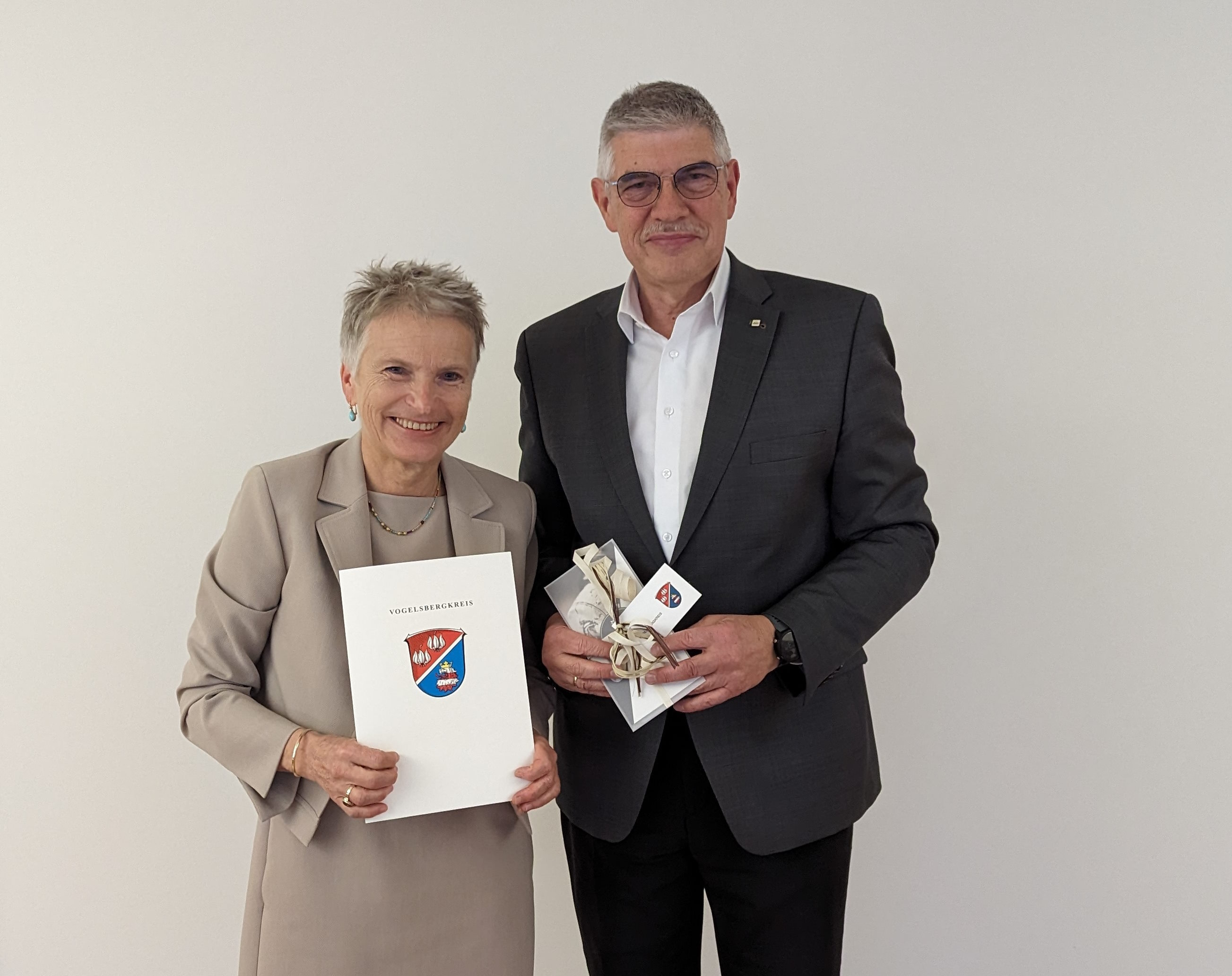 Landrat Manfred Görig verabschiedet nach 35 Jahren als Amtsleiterin im Veterinäramt des Vogelsbergkreises Dr. Maria Dolderer-Litmeyer in den Ruhestand. 