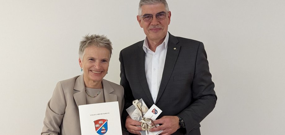 Landrat Manfred Görig verabschiedet nach 35 Jahren als Amtsleiterin im Veterinäramt des Vogelsbergkreises Dr. Maria Dolderer-Litmeyer in den Ruhestand. 