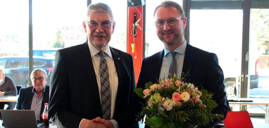 Landrat Manfred Görig gratuliert Dr. Jens Mischak zur Wiederwahl zum Ersten Kreisbeigeordneten. 