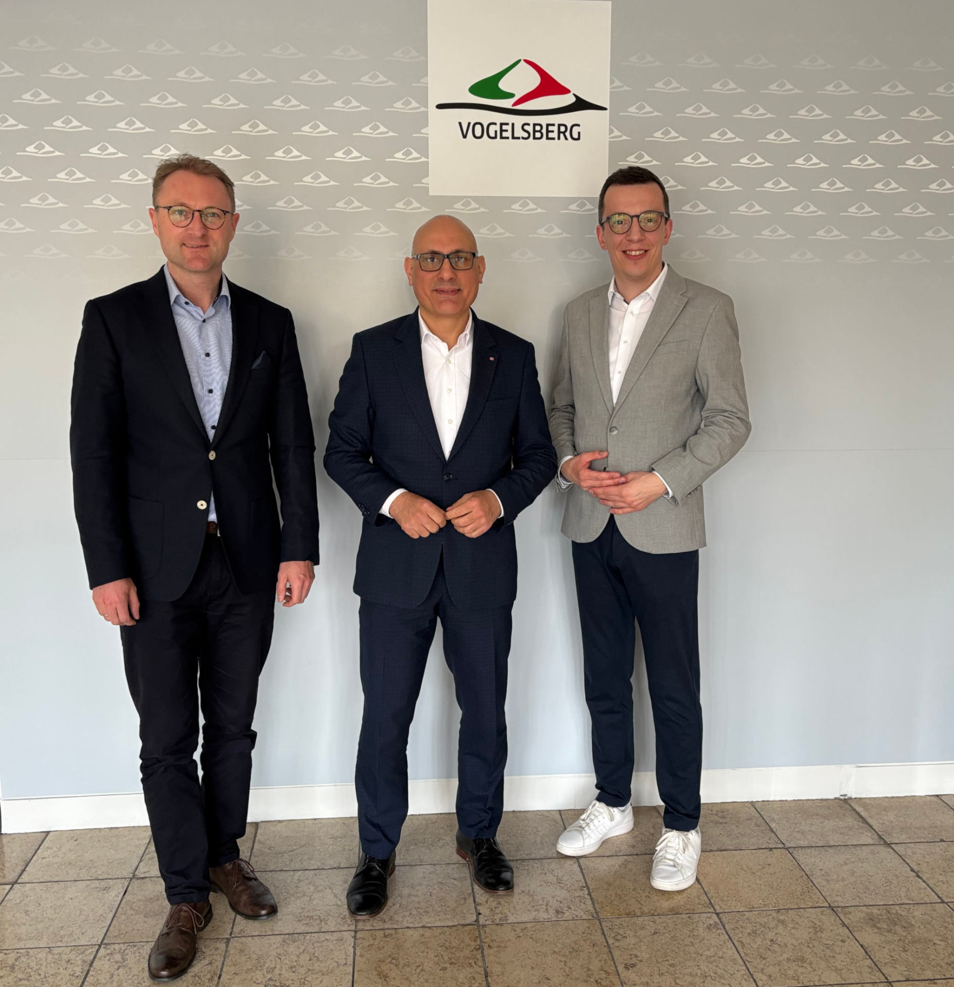 Das Angebot ist klar, der kurze Dienstweg steht immer offen: Landrat Dr. Jens Mischak (links) und Erster Kreisbeigeordneter Patrick Krug (rechts) begrüßen gemeinsam den seit Jahresbeginn auch für den Vogelsbergkreis zuständigen Konzernbevollmächtigten der Deutschen Bahn, Ismail Ertuğ, in der Kreisverwaltung.