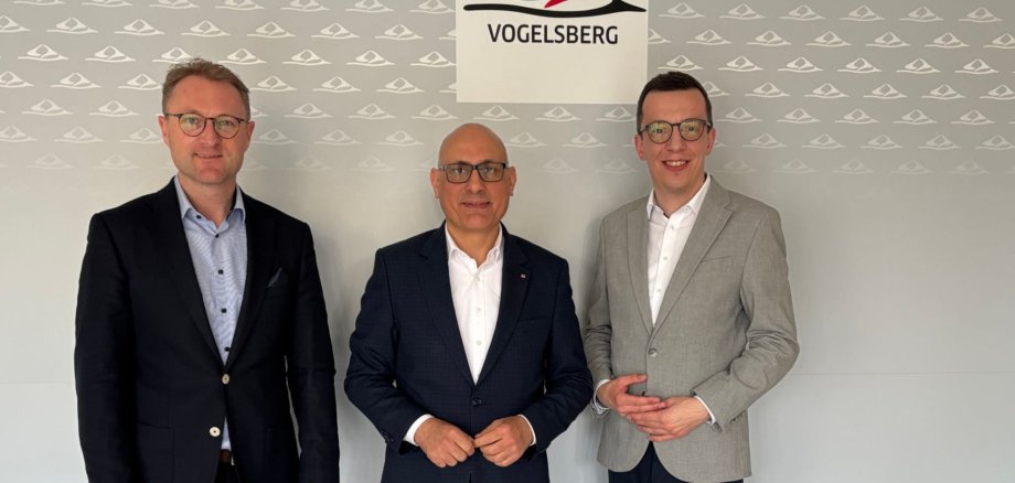 Das Angebot ist klar, der kurze Dienstweg steht immer offen: Landrat Dr. Jens Mischak (links) und Erster Kreisbeigeordneter Patrick Krug (rechts) begrüßen gemeinsam den seit Jahresbeginn auch für den Vogelsbergkreis zuständigen Konzernbevollmächtigten der Deutschen Bahn, Ismail Ertuğ, in der Kreisverwaltung.