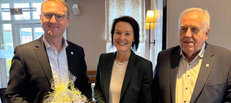 Geschenke zum Abschluss: Landrätin Peggy Greiser gemeinsam mit dem Kreistagsvorsitzenden Dr. Hans Heuser (rechts) und Landrat Dr. Jens Mischak.