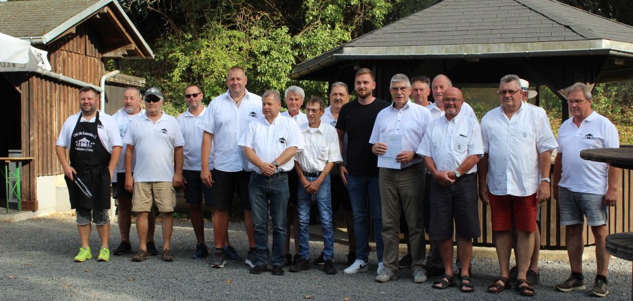 Spendenübergabe an der Grillanlage am Nikolausberg: Landrat Manfred Görig (Sechster von rechts) übergibt 1.200 Euro aus OVAG-Mitteln an den „Club Alte Kameraden“ in Nieder-Gemünden. Auch Bürgermeister Daniel Müller (Siebter von rechts) war bei der kleinen Veranstaltung zur Spenden-Übergabe vor Ort. 