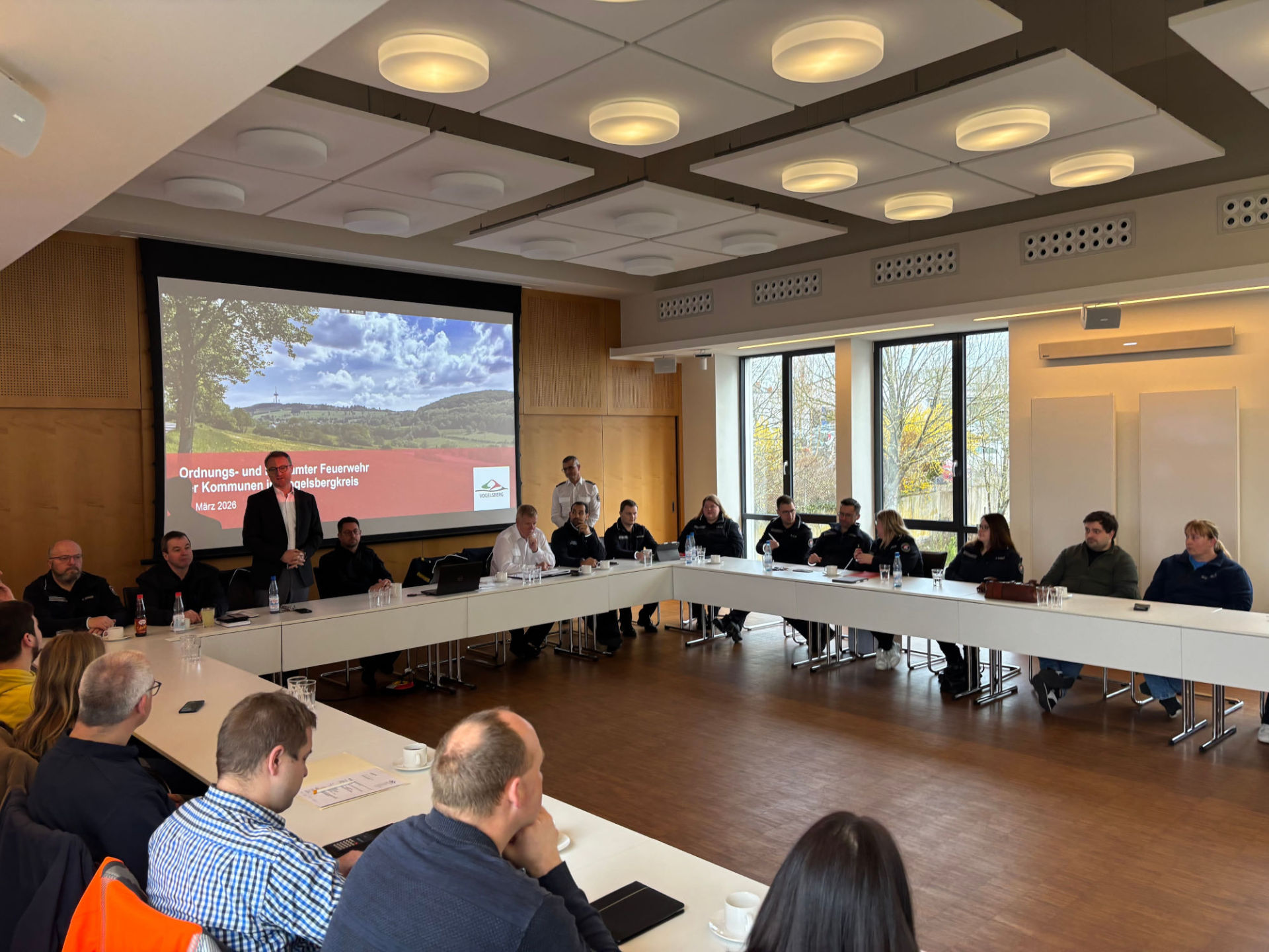 Begrüßung zum ersten Treffen dieser Art: Landrat Dr. Jens Mischak und Kreisbrandinspektor Marcell Büttner begrüßen Mitarbeiterinnen und Mitarbeiter kommunaler Fach- und Ordnungsämter, die für die örtlichen Feuerwehren zuständig sind.