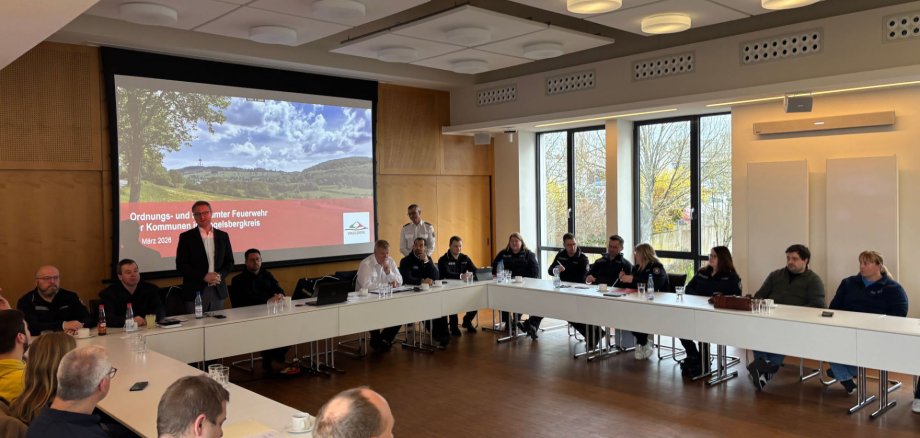 Begrüßung zum ersten Treffen dieser Art: Landrat Dr. Jens Mischak und Kreisbrandinspektor Marcell Büttner begrüßen Mitarbeiterinnen und Mitarbeiter kommunaler Fach- und Ordnungsämter, die für die örtlichen Feuerwehren zuständig sind.