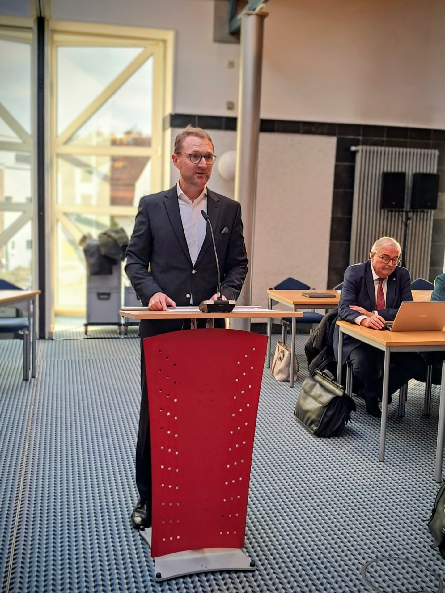 Landrat Dr. Mischak steht an einem Rednerpult.