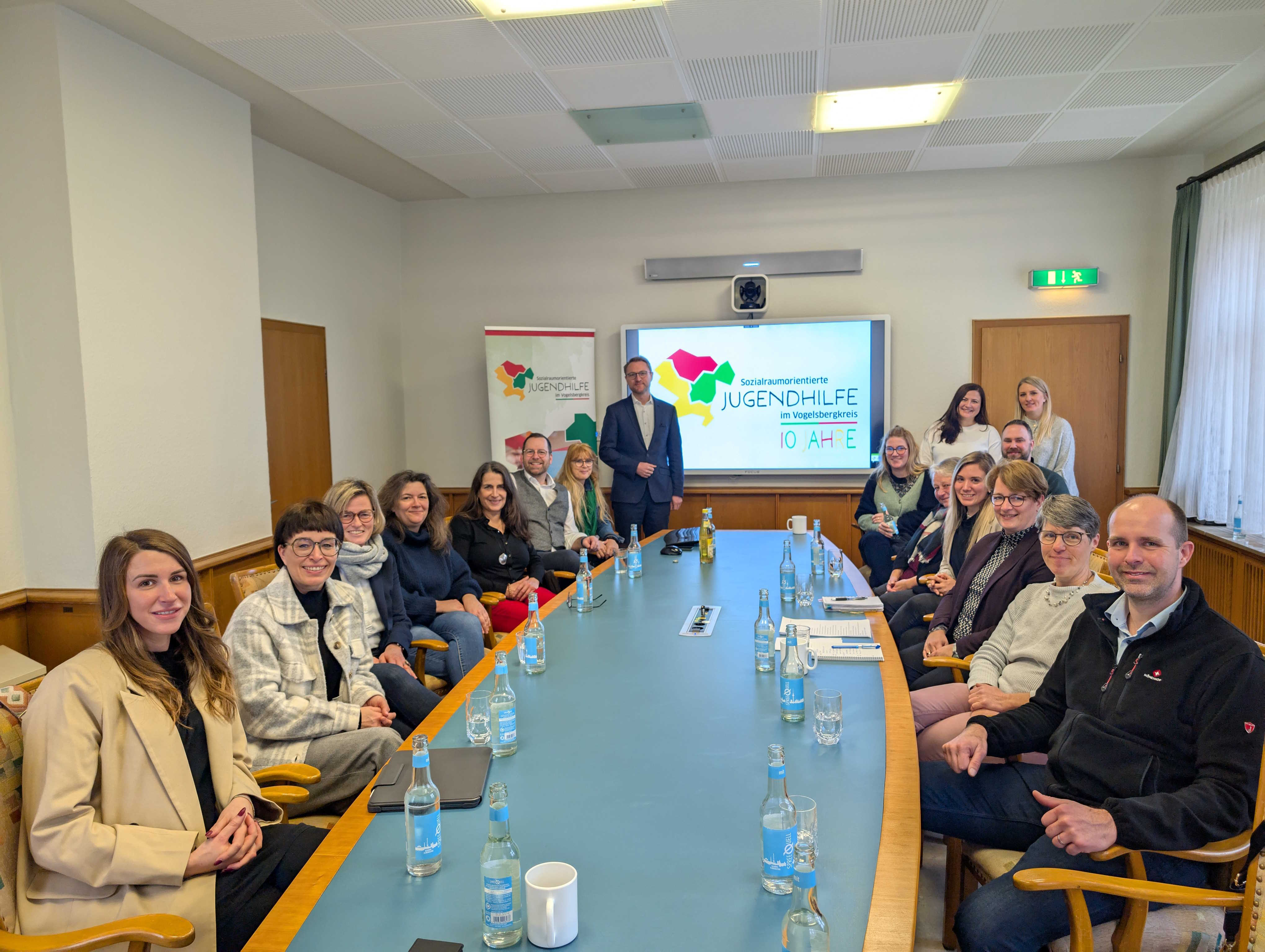 Landrat Dr. Jens Mischak (stehend, Mitte), begrüßte gemeinsam mit Christian Kornmann (Sechster von links), stellvertretender Jugendamtsleiter, und Cornelia Seim-Eichenauer (Siebte von links), Vorsitzende der AG 78, die Delegation aus Südwestdeutschland rund um Melanie Maulbetsch-Heidt (Dritte von rechts), Leiterin des Ortenauer Jugendamtes.