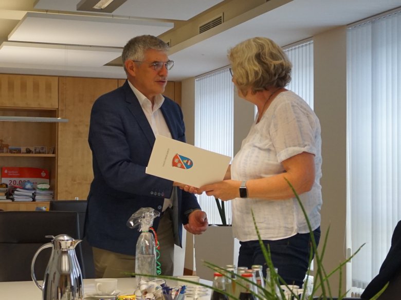 Landrat Manfred Görig verabschiedet Petra Jung nach mehr als vierzig Jahren im Dienst des Vogelsbergkreises in den Ruhestand. Seit 1978 war Petra Jung beim Vogelsbergkreis tätig.