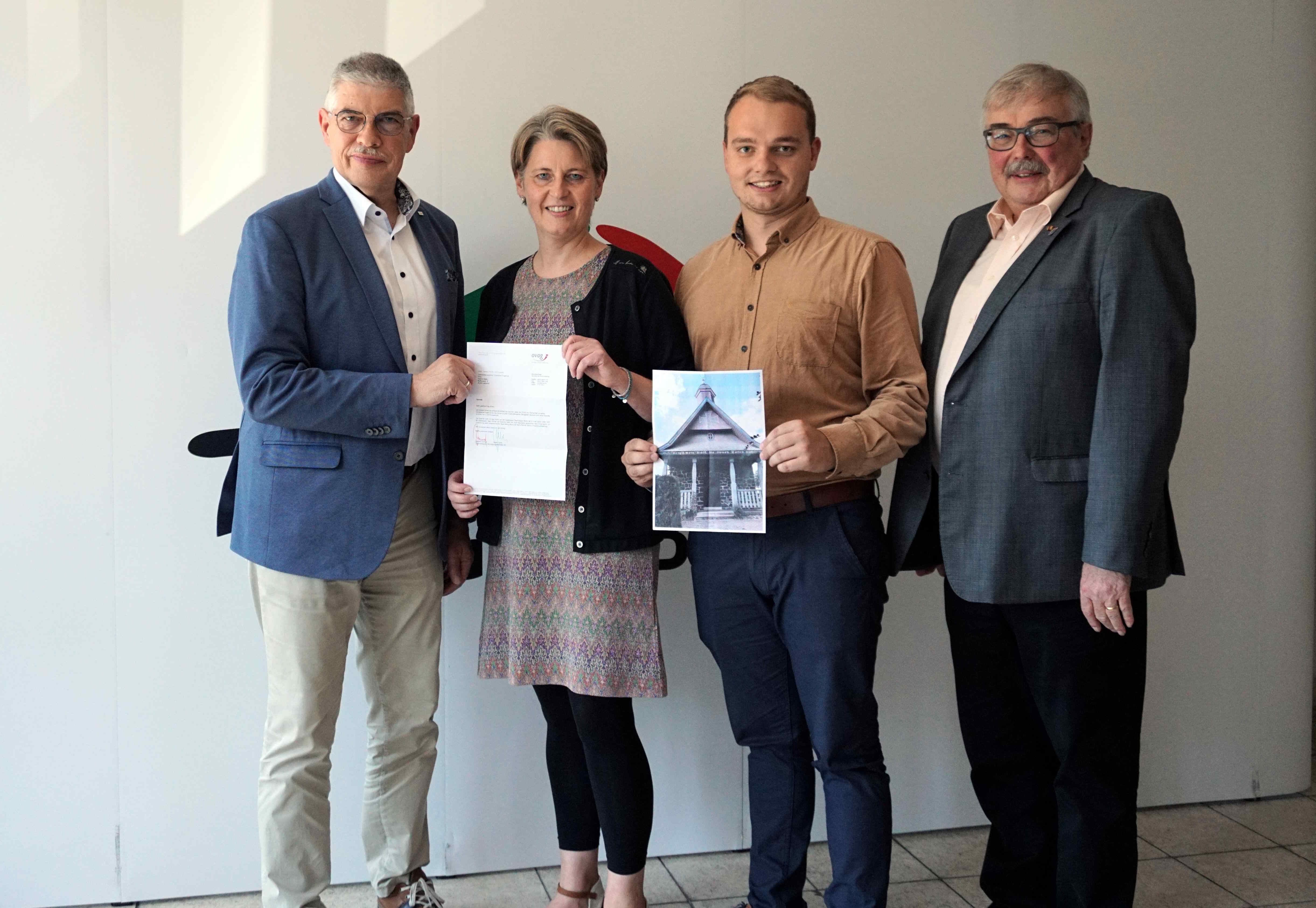 1.300 Euro Ovag-Spende für das Gefallenendenkmal am Engelröder Friedhof: Landrat Manfred Görig (von links) übergab Sabine Kreis, Ortsvorsteherin, Dominik Fischer, Ortsbeiratsmitglied, und Hans-Jürgen Herbst, Vorsitzender der Lautertaler Gemeindevertretung nun den Spendenbescheid für eine neue Steigleiter in den Glockenturm.