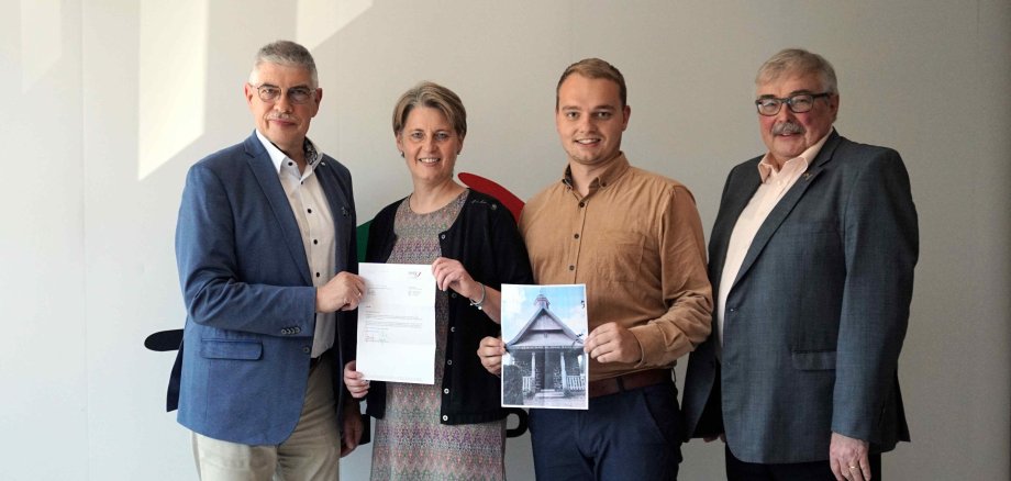 1.300 Euro Ovag-Spende für das Gefallenendenkmal am Engelröder Friedhof: Landrat Manfred Görig (von links) übergab Sabine Kreis, Ortsvorsteherin, Dominik Fischer, Ortsbeiratsmitglied, und Hans-Jürgen Herbst, Vorsitzender der Lautertaler Gemeindevertretung nun den Spendenbescheid für eine neue Steigleiter in den Glockenturm.