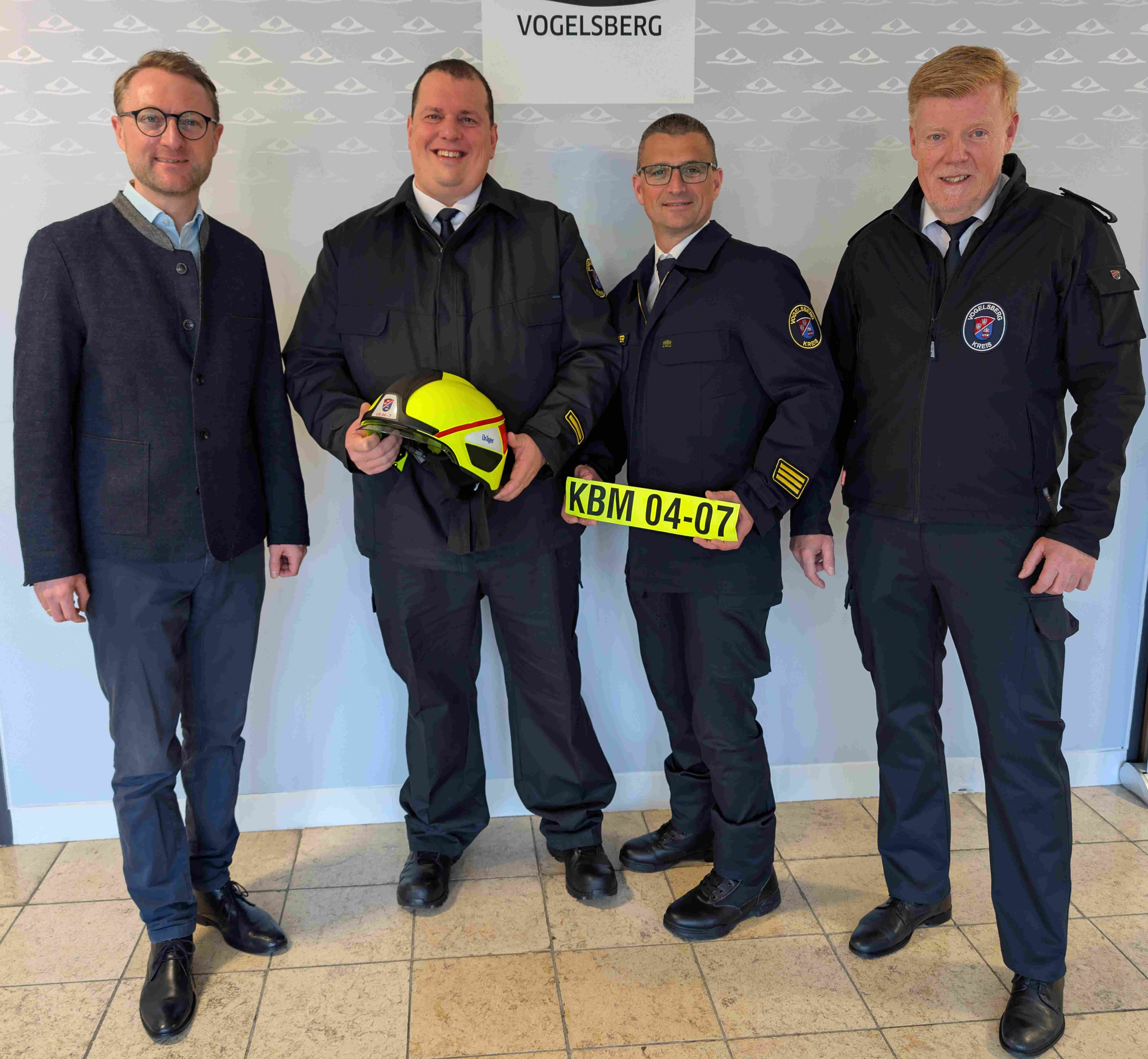Landrat Dr. Jens Mischak (von links), ernennt Andreas Leinweber zum kommissarischen Kreisbrandmeister für den Vogelsbergkreis. Marcell Büttner, Kreisbrandinspektor und Leiter des Amts für Gefahrenabwehr, sowie Jürgen Schad, stellvertretender Leiter des Amts für Gefahrenabwehr, freuen sich auf die Zusammenarbeit und begrüßen den neuen Kreisbrandmeister-Kollegen im Dienst. 