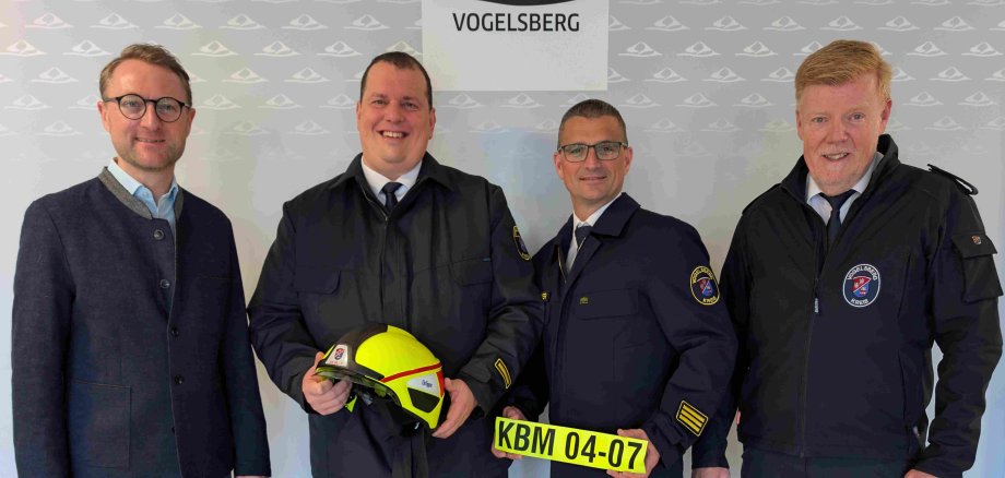 Landrat Dr. Jens Mischak (von links), ernennt Andreas Leinweber zum kommissarischen Kreisbrandmeister für den Vogelsbergkreis. Marcell Büttner, Kreisbrandinspektor und Leiter des Amts für Gefahrenabwehr, sowie Jürgen Schad, stellvertretender Leiter des Amts für Gefahrenabwehr, freuen sich auf die Zusammenarbeit und begrüßen den neuen Kreisbrandmeister-Kollegen im Dienst. 