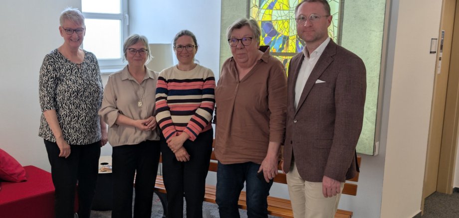 Landrat Dr. Jens Mischak (von rechts) gemeinsam mit Silvia Lucas vom Jugendamt des Vogelsbergkreises beim Dekanat Vogelsberg in Alsfeld zu Gast. Dort begrüßt wurden sie von Sylvia Bräuning (von links), Vorsitzende der Dekanatssynodalvorstandes, Dekanin Dr. Dorette Seibert sowie ihrer Stellvertreterin Luise Berroth. 