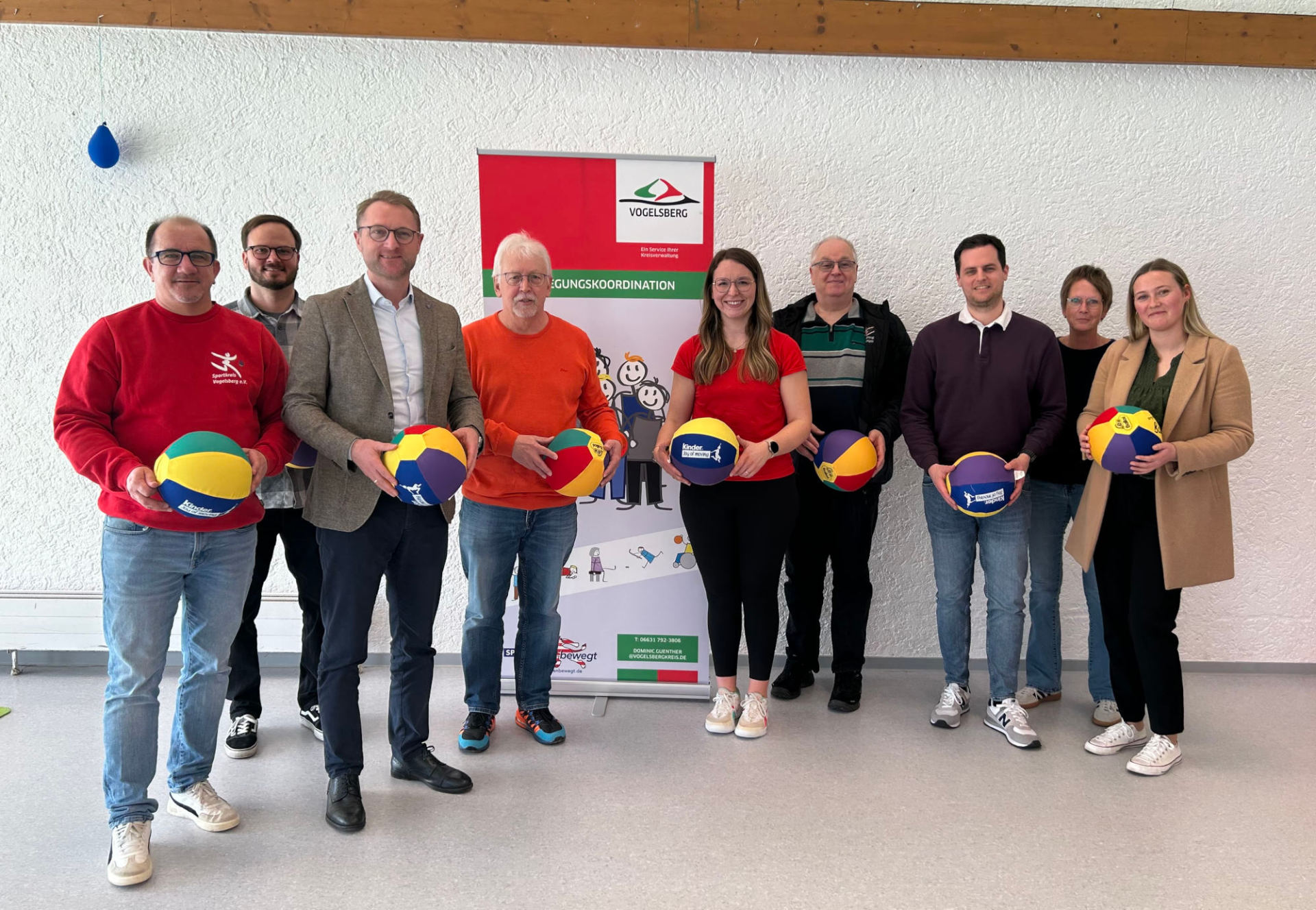 Auftakt der Aktion „Mehr Bewegung im Kindergarten“ mit Landrat Dr. Jens Mischak (Dritter von links) sowie (von links) Carsten Weitzel (Sportkreis), Dominic Günther (Bewegungskoordinator), Günter Zeuner und Jaqueline Becker (beide SV Ruppertenod), Stefan Rinke (Sportkreis), Niklas Poellath (Sportjugend Hessen), Meike Hansen (Kindergarten) und Sabrina Diebel (Jugendamt). 