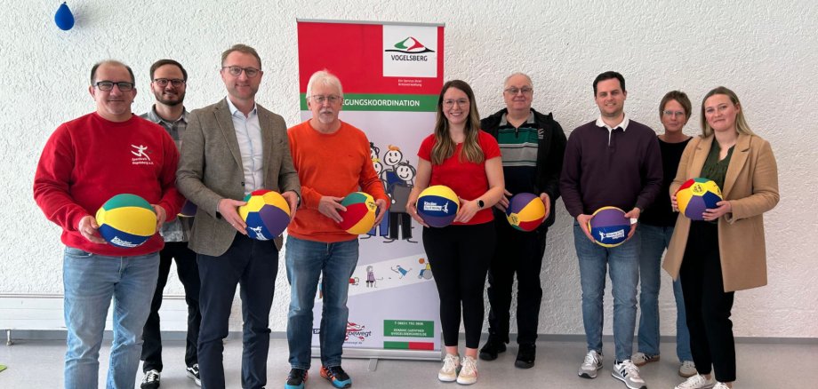 Auftakt der Aktion „Mehr Bewegung im Kindergarten“ mit Landrat Dr. Jens Mischak (Dritter von links) sowie (von links) Carsten Weitzel (Sportkreis), Dominic Günther (Bewegungskoordinator), Günter Zeuner und Jaqueline Becker (beide SV Ruppertenod), Stefan Rinke (Sportkreis), Niklas Poellath (Sportjugend Hessen), Meike Hansen (Kindergarten) und Sabrina Diebel (Jugendamt). 