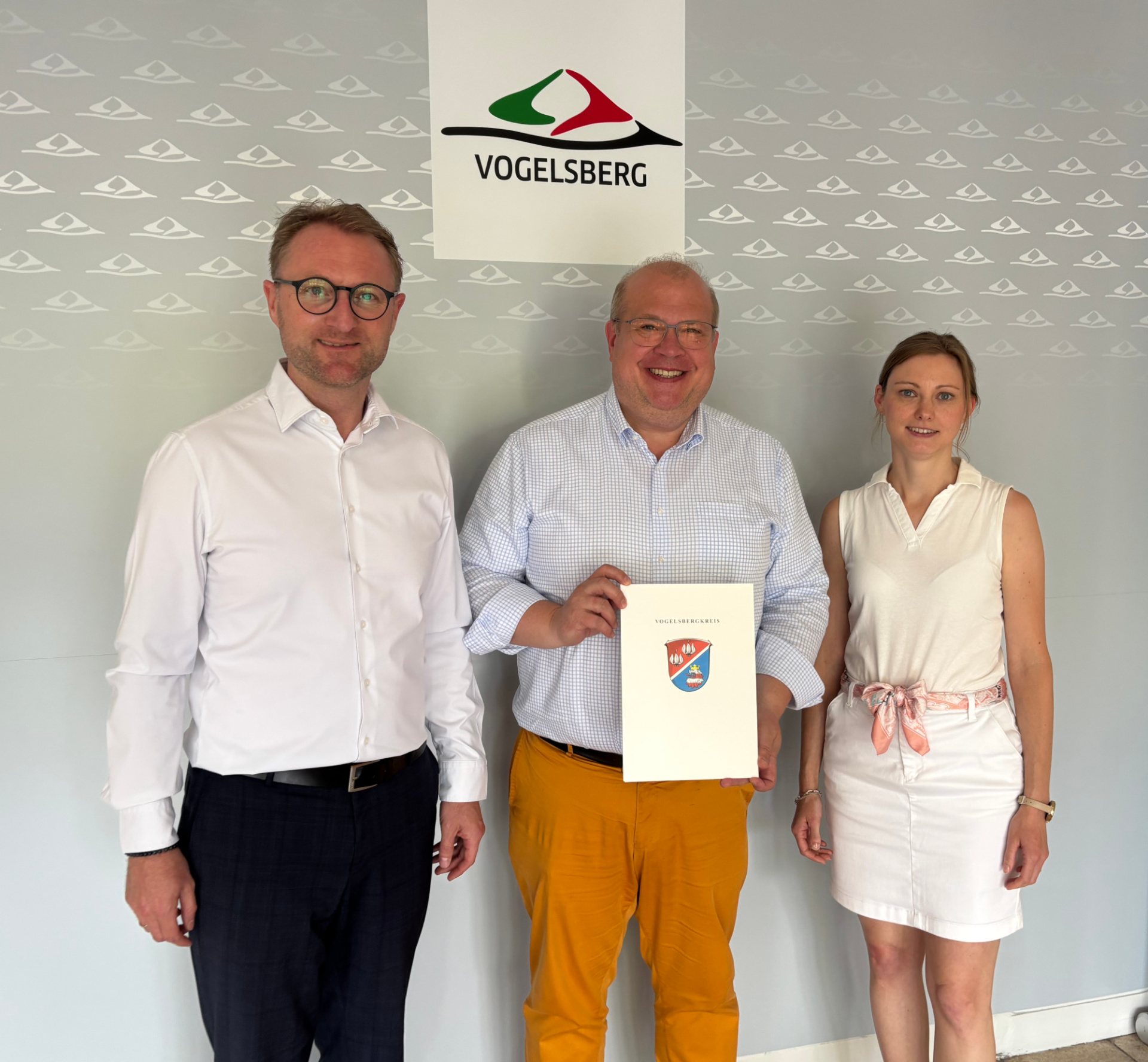 Landrat Dr. Jens Mischak (links) übergibt gemeinsam mit Jana Brittner, Sachgebietsleitung der Dorf- und Regionalentwicklung im Amt für Wirtschaft und den ländlichen Raum, dem Alsfelder Bürgermeister Stephan Paule einen Förderbescheid über 1,2 Millionen Euro für die „Multifunktionshalle für alle“ in Leusel.