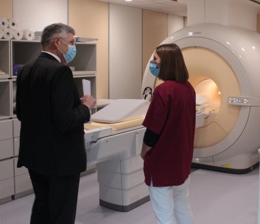 Landrat Manfred Görig im Gespräch mit Christina Rausch, leitende Medizinisch-Technische Radiologie-Assistentin. Sie erläutert die Vorteile, die das Gerät mit sich bringt.