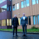 Landrat Manfred Görig und Geschäftsführer Volker Röhrig vor dem KReiskrankenhaus in Alsfeld.