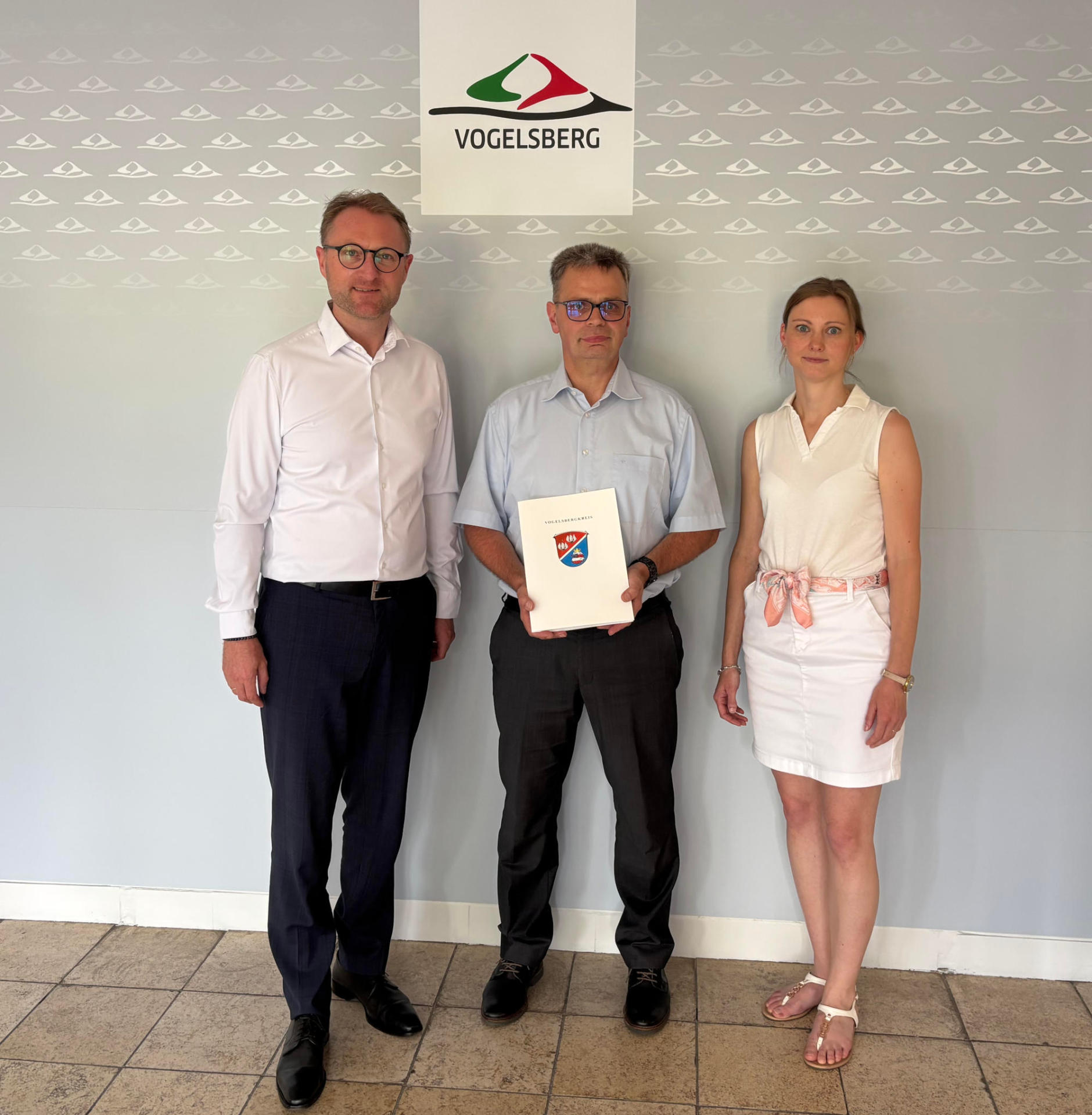Vier Förderbescheide für die Stadt Homberg: Landrat Dr. Jens Mischak (links) übergibt gemeinsam mit Jana Brittner, Sachgebietsleitung der Dorf- und Regionalentwicklung im Amt für Wirtschaft und den ländlichen Raum, Michael Rotter, Erster Stadtrat der Stadt Homberg, vier Bescheide über Mittel aus der Dorfentwicklung.