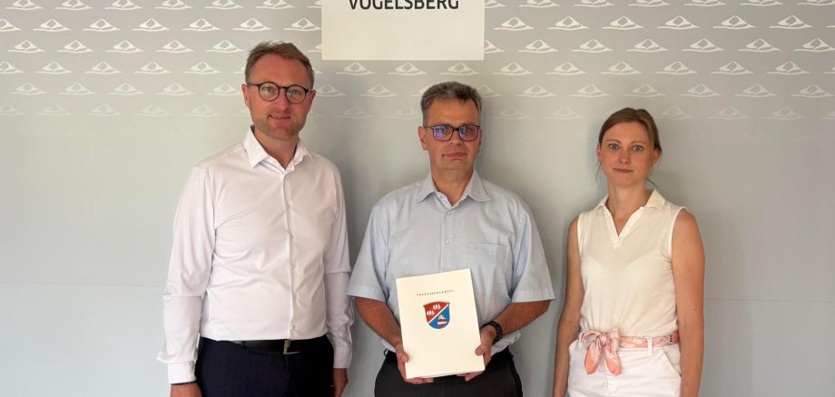 Vier Förderbescheide für die Stadt Homberg: Landrat Dr. Jens Mischak (links) übergibt gemeinsam mit Jana Brittner, Sachgebietsleitung der Dorf- und Regionalentwicklung im Amt für Wirtschaft und den ländlichen Raum, Michael Rotter, Erster Stadtrat der Stadt Homberg, vier Bescheide über Mittel aus der Dorfentwicklung.