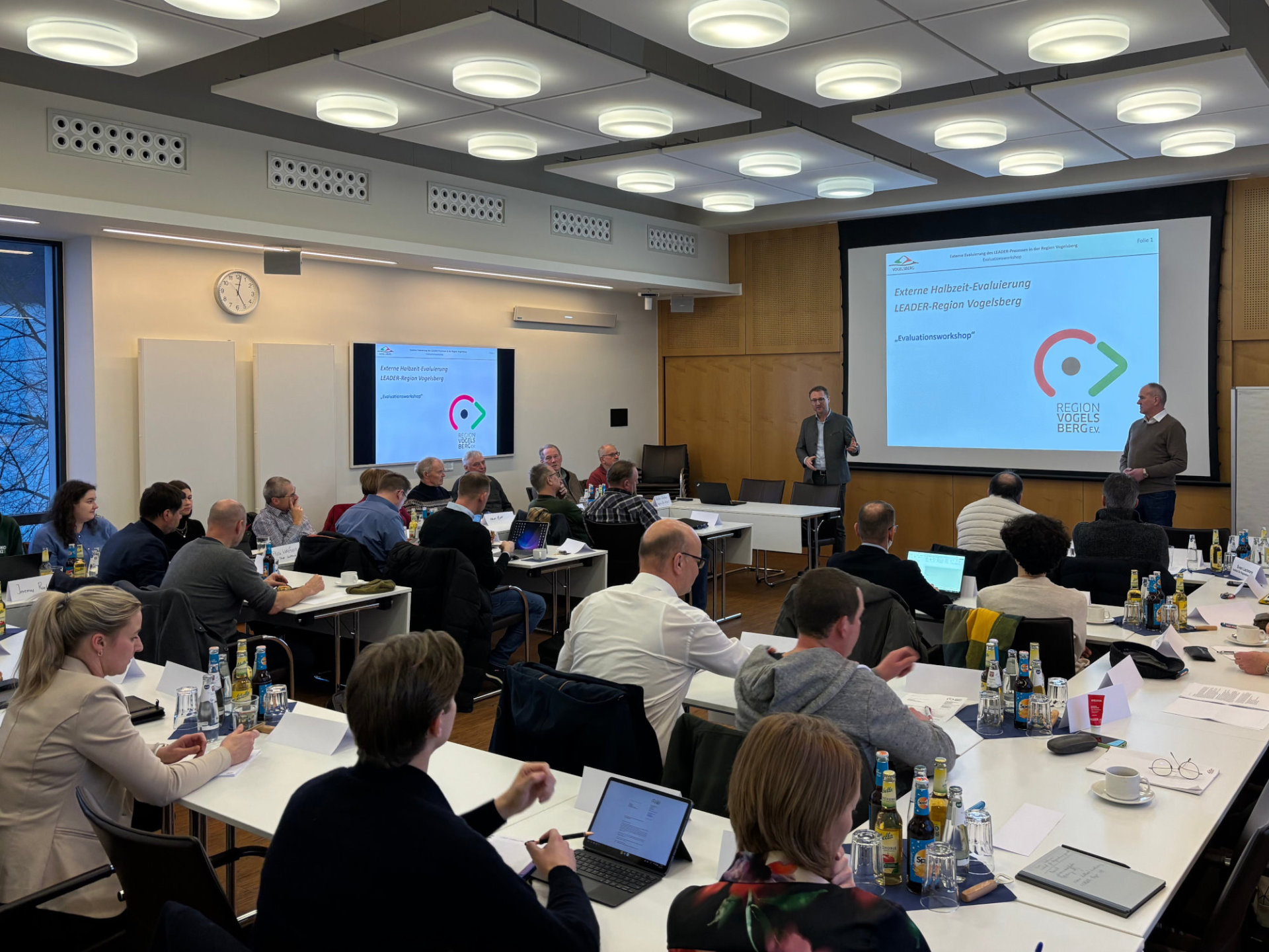 Landrat Dr. Jens Mischak (links), gleichzeitig Vorsitzender des Vereins Region Vogelsberg, und Edwin Schneider, Vorsitzender des LEADER-Beirats, begrüßen zur Vorstellung der externen Evaluation der LEADER-Region Vogelsberg.