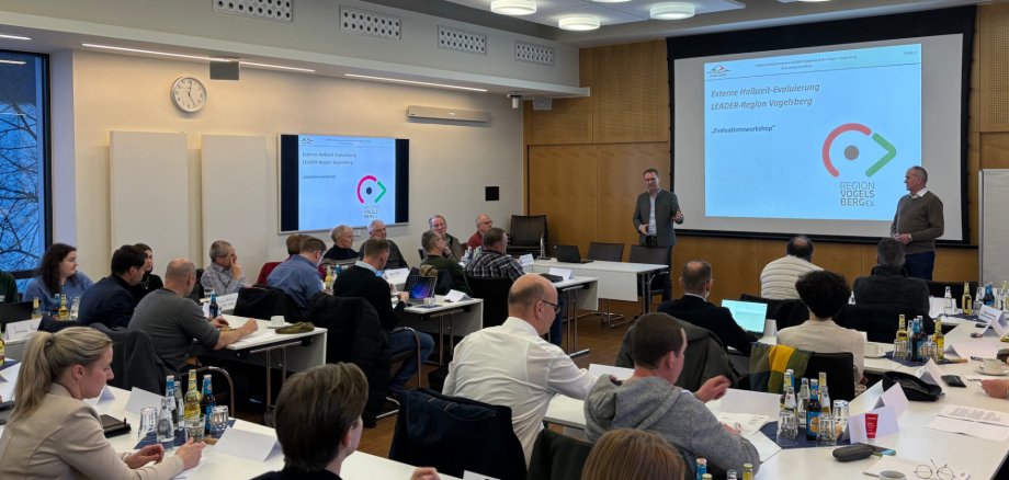 Landrat Dr. Jens Mischak (links), gleichzeitig Vorsitzender des Vereins Region Vogelsberg, und Edwin Schneider, Vorsitzender des LEADER-Beirats, begrüßen zur Vorstellung der externen Evaluation der LEADER-Region Vogelsberg.