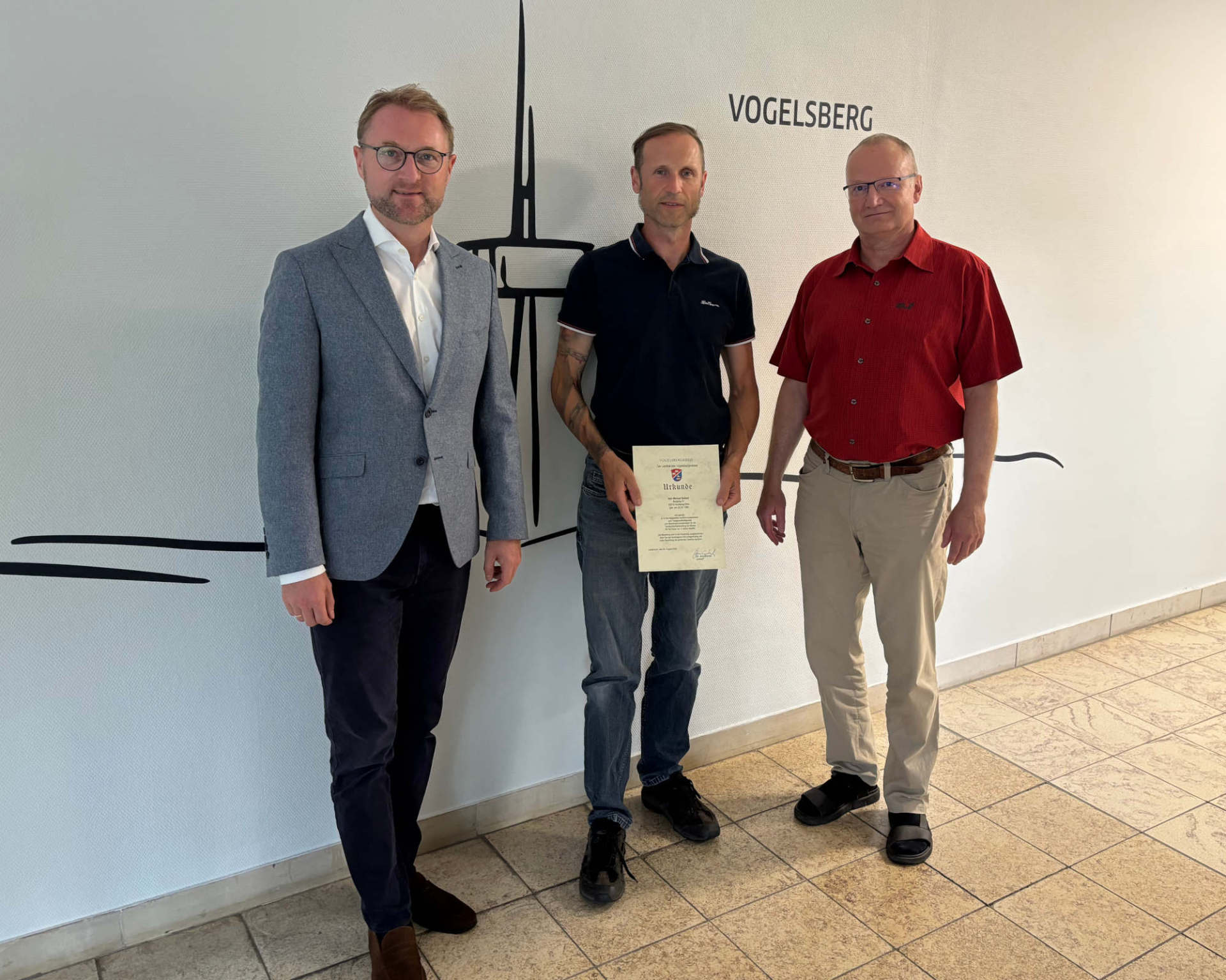 Verstärkt ab sofort das Team: Landrat Dr. Jens Mischak (von links) ernennt Michael Seibert zum Bienensachverständigen. Gemeinsam mit den anderen Sachverständigen und Amtstierarzt Dr. Robert Riße hat er die Gesundheit der Bienenvölker im Blick.