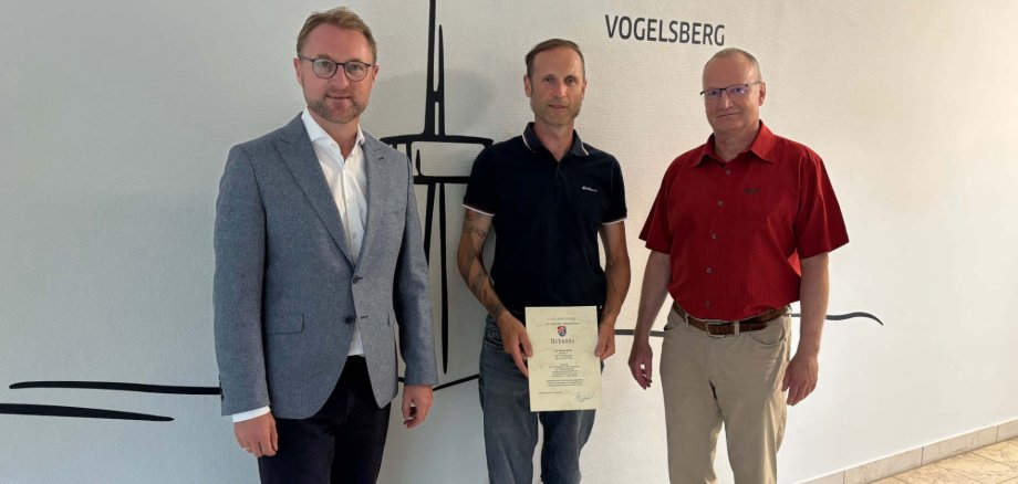 Verstärkt ab sofort das Team: Landrat Dr. Jens Mischak (von links) ernennt Michael Seibert zum Bienensachverständigen. Gemeinsam mit den anderen Sachverständigen und Amtstierarzt Dr. Robert Riße hat er die Gesundheit der Bienenvölker im Blick.