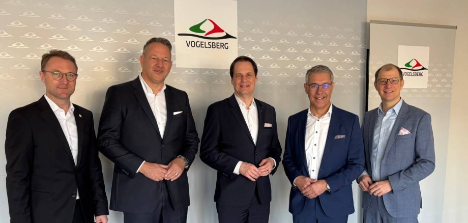 Unser Foto zeigt Landrat Dr. Jens Mischak (links) gemeinsam mit dem Wetterauer Landrat Jan Weckler (rechts) sowie Ulrich Kaßburg (Mitte), Vorstandsvorsitzender der Sparkasse Oberhessen, Roman Kubla (Zweiter von rechts), stellvertretender Vorstandsvorsitzender, sowie Oliver Senteck, stellvertretendes Mitglied des Vorstandes.