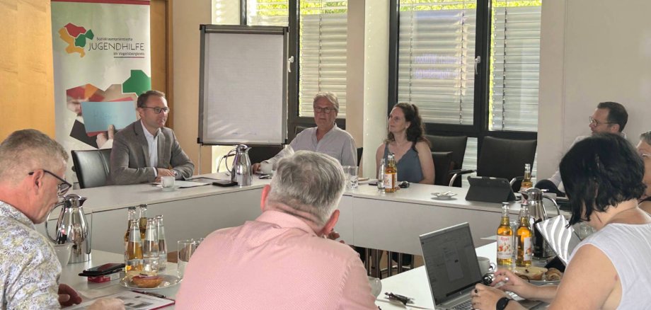 Landrat Dr. Jens Mischak begrüßt die Delegation aus Thüringen, die sich im Vogelsberg über sozialraumorientierte Jugendhilfe informiert.
