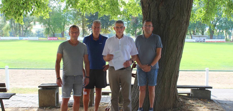Landrat Manfred Görig (Zweiter von rechts) gemeinsam mit Vertretern des SV Viktoria Nieder-Ofleiden. Die 3000-Euro-OVAG-Spende sind für die bereits durchgeführten Sanierungsmaßnahmen des Sportplatzes veranschlagt.