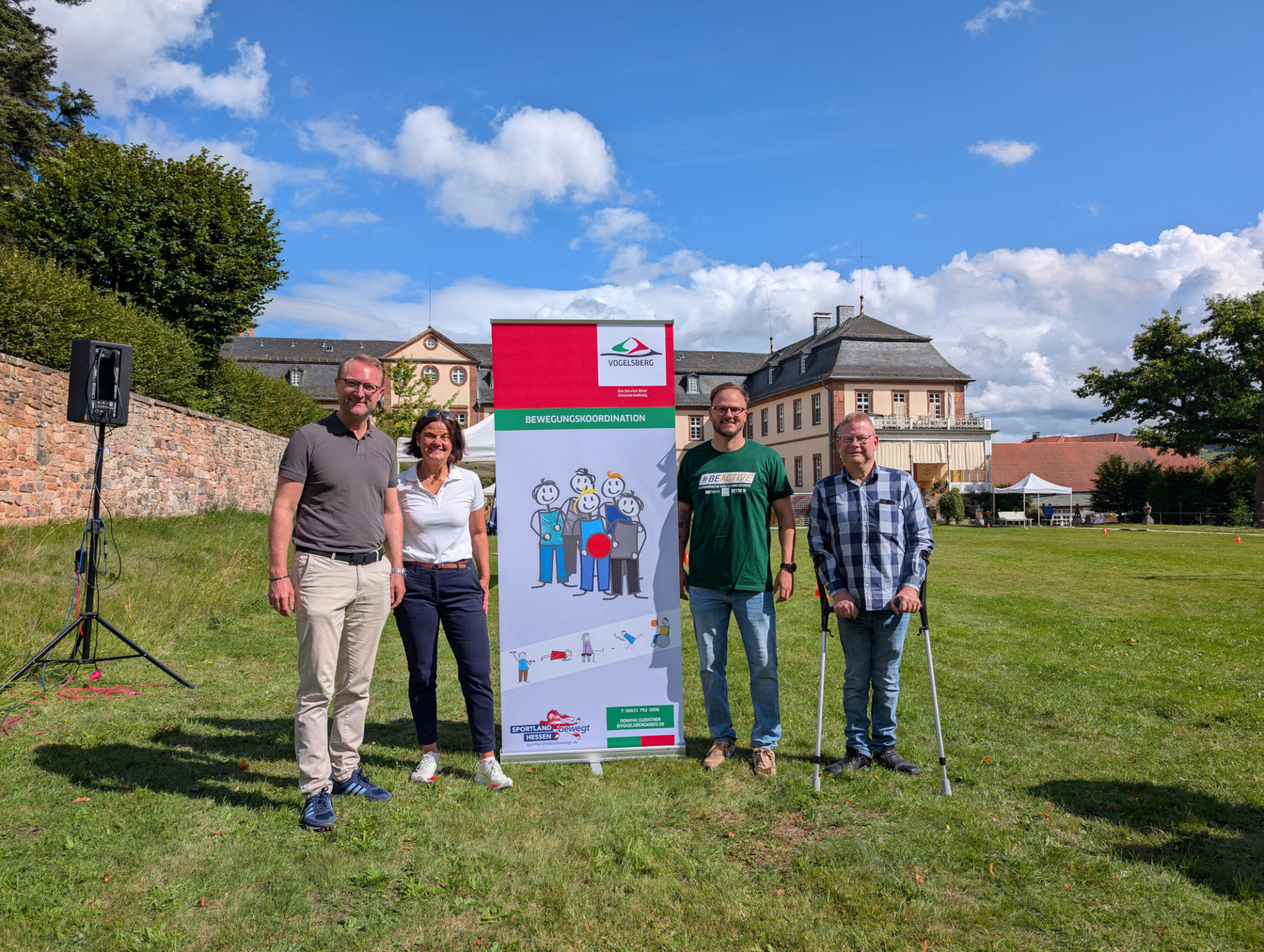 Landrat Dr. Jens Mischak (von links), Herbsteins Bürgermeisterin Astrid Staubach, Bewegungskoordinator Dominic Günther und der kommunale Behindertenbeauftragte Hans-Jürgen Röhr bei der offiziellen Eröffnung im Schlosspark.