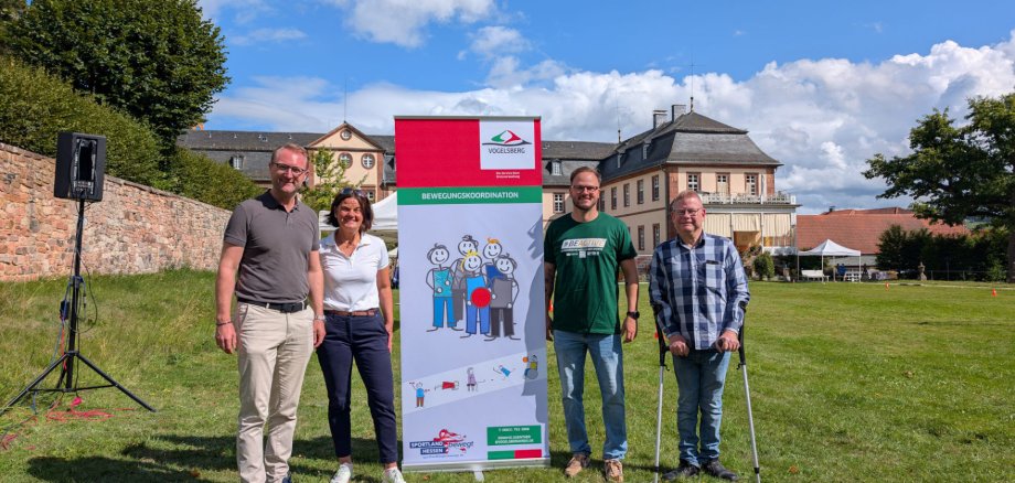 Landrat Dr. Jens Mischak (von links), Herbsteins Bürgermeisterin Astrid Staubach, Bewegungskoordinator Dominic Günther und der kommunale Behindertenbeauftragte Hans-Jürgen Röhr bei der offiziellen Eröffnung im Schlosspark.