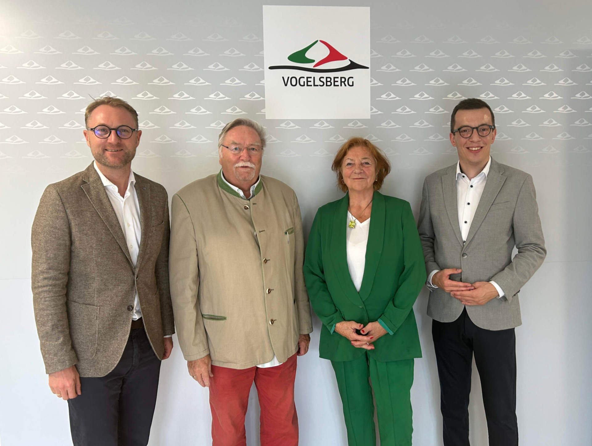 Landrat Dr. Jens Mischak (links) und Erster Kreisbeigeordneter Patrick Krug (rechts) stellen die beiden Beauftragten Hans-Jürgen Schäfer und Elisabeth Hillebrand vor.