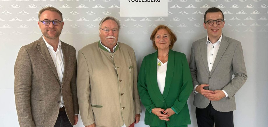 Landrat Dr. Jens Mischak (links) und Erster Kreisbeigeordneter Patrick Krug (rechts) stellen die beiden Beauftragten Hans-Jürgen Schäfer und Elisabeth Hillebrand vor.