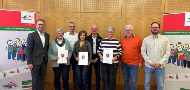 Landrat Dr. Jens Mischak (links) und Bewegungskoordinator Dominic Günther übergeben die Warengutscheine im Wert von jeweils 500 Euro an Beate Listmann (von links), Aktive im TV Frischborn, Benjamin Heiß, Abteilungsleiter beim TV Frischborn, Minh Luis, Leitung des Betreuungsdienstes im Haus Stephanus Alsfeld, Rolf Schmidt, Marion Dettmann und Günter Zeuner vom SV Ruppertenrod.