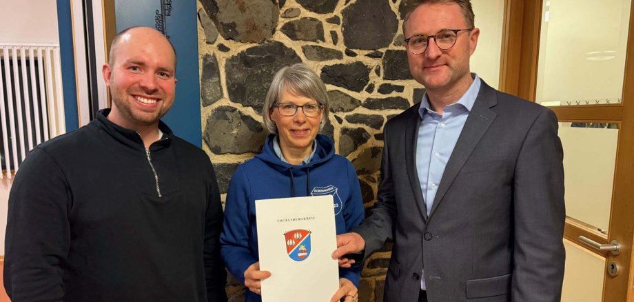 Landrat Dr. Jens Mischak (rechts) übergibt Vertretern vom SV Germania 1923 Bobenhausen II den Zuwendungsbescheid. Rund 5.000 Euro unterstützen die Sanierung des Sportheimdaches.