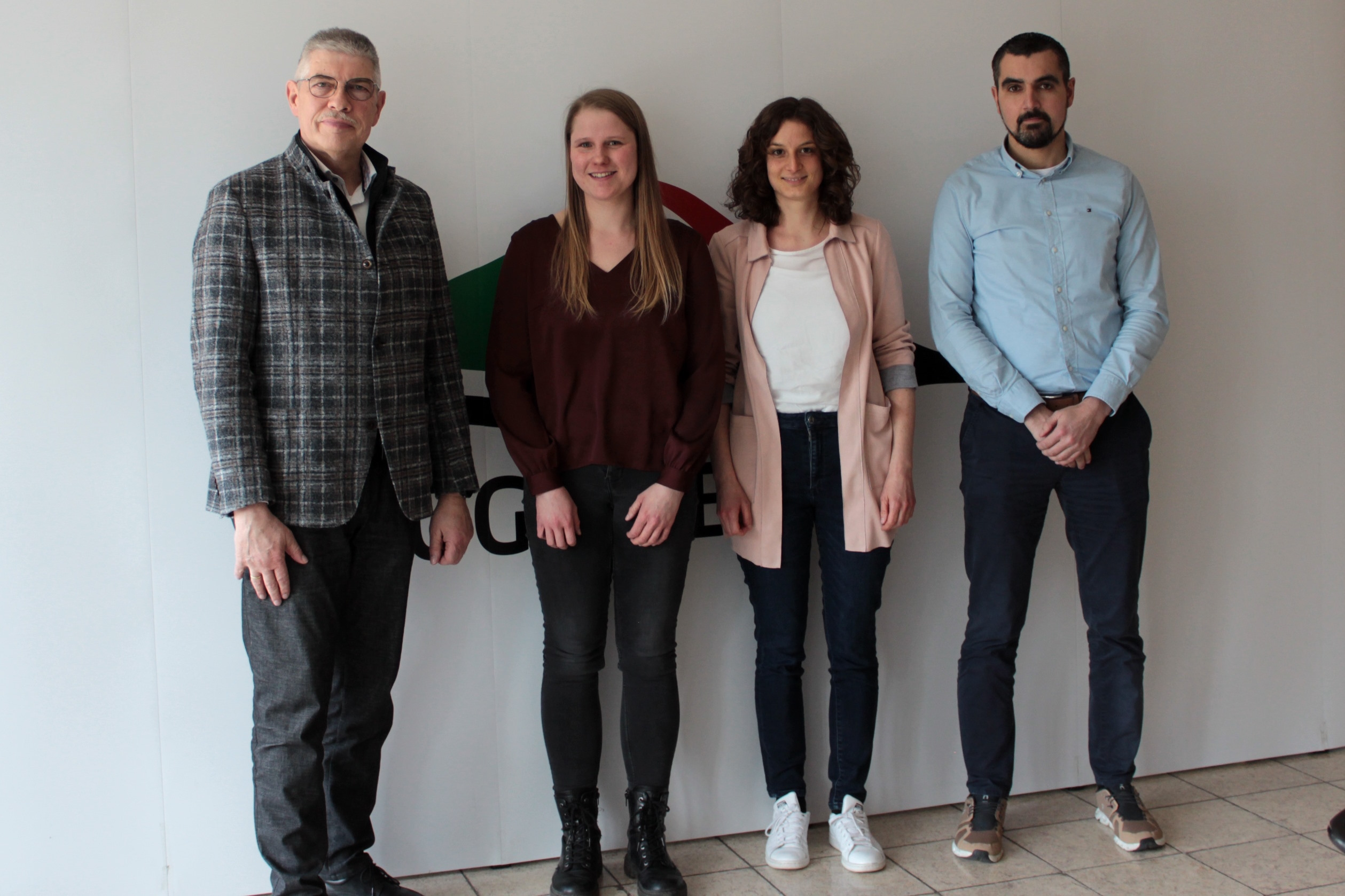 Landrat Manfred Görig (links) gratuliert gemeinsam mit Rene Lippert (von rechts), Leiter des Amtes für Soziales und Ausländerrecht, und Lisa Schlitt, zuständig für die Praxisbetreuung BASS-Studierenden in der KVA – Kommunales Jobcenter, Lisa-Marie Viertelhausen zum Bachelor-Abschluss.