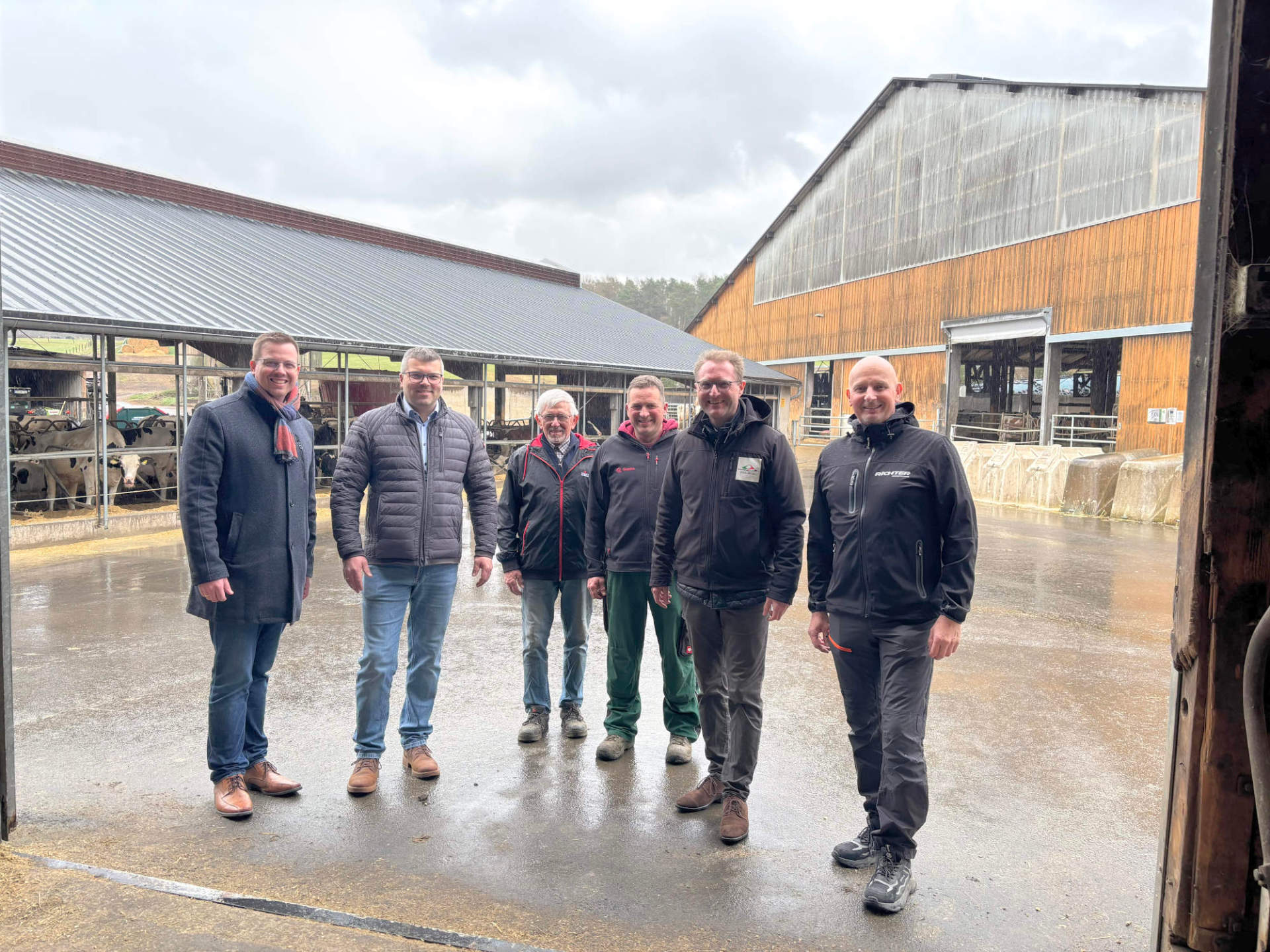 Landrat und Landwirtschaftsdezernent Dr. Jens Mischak (zweiter von rechts), ist gemeinsam mit dem Kirtorfer Bürgermeister Christoph Lück (von links), Kreislandwirt Andreas Kornmann, sowie Volker Lein (rechts), Vizepräsident des Hessischen Bauernverbands und stellvertretender Kreislandwirt, zu Gast auf dem Betrieb der Familie Caspar. Dort stellen Henning Caspar (dritter von rechts) und sein Vater Karl den Deichhof und die Holsteinzucht Caspar vor.