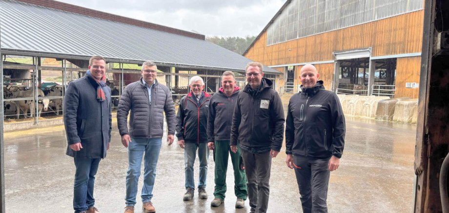 Landrat und Landwirtschaftsdezernent Dr. Jens Mischak (zweiter von rechts), ist gemeinsam mit dem Kirtorfer Bürgermeister Christoph Lück (von links), Kreislandwirt Andreas Kornmann, sowie Volker Lein (rechts), Vizepräsident des Hessischen Bauernverbands und stellvertretender Kreislandwirt, zu Gast auf dem Betrieb der Familie Caspar. Dort stellen Henning Caspar (dritter von rechts) und sein Vater Karl den Deichhof und die Holsteinzucht Caspar vor.