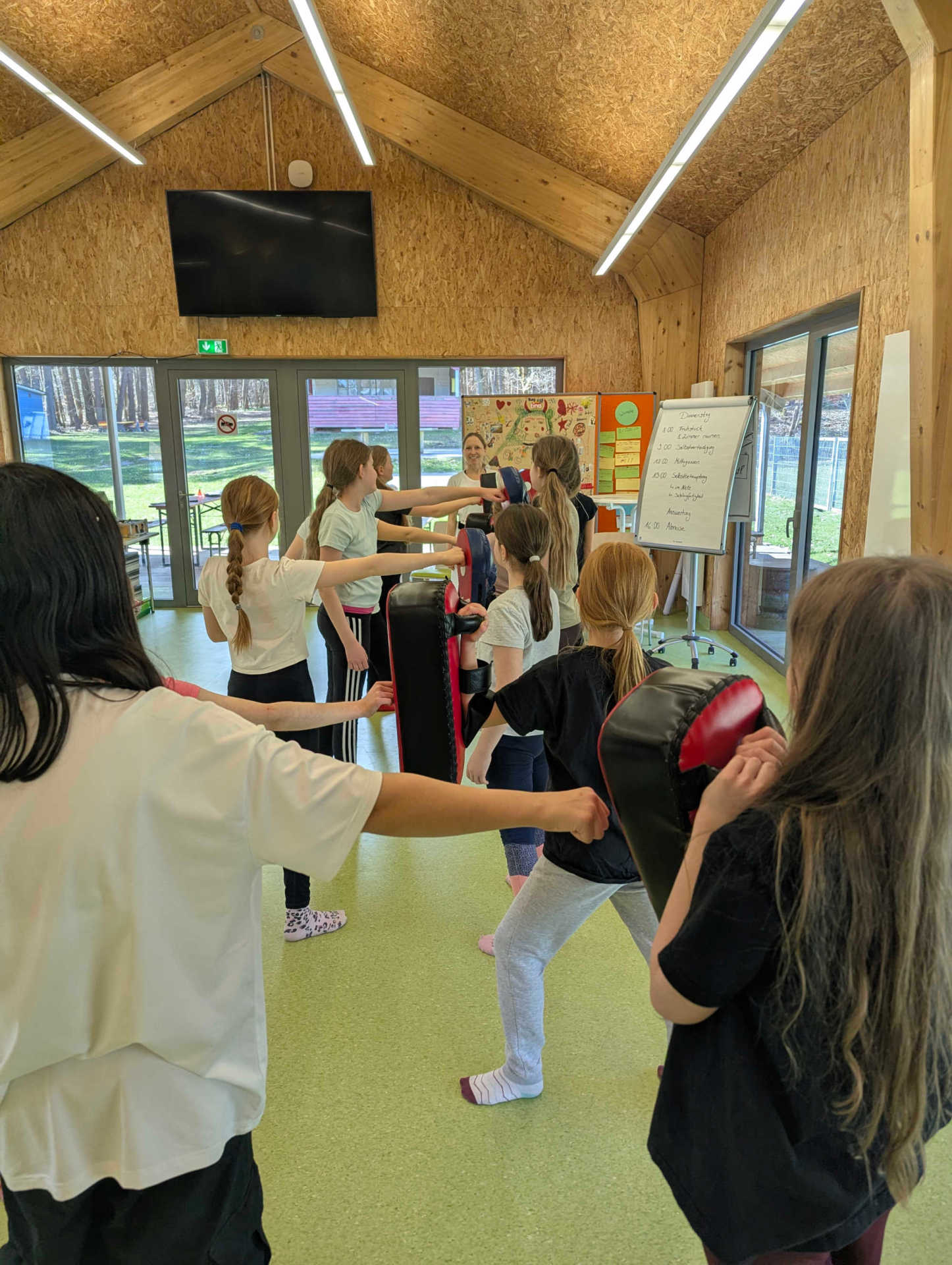Spannende Tage mit einem Selbstbehauptungs- und Selbstverteidigungskurs liegen hinter den Mädchen zwischen 9 und 12 Jahren. Auch die Selbstverteidigung stand auf dem Programm. Auf dem Bild sind Mädchen zu sehen, die gemeinsam Selbstverteidigungstechniken lernen.