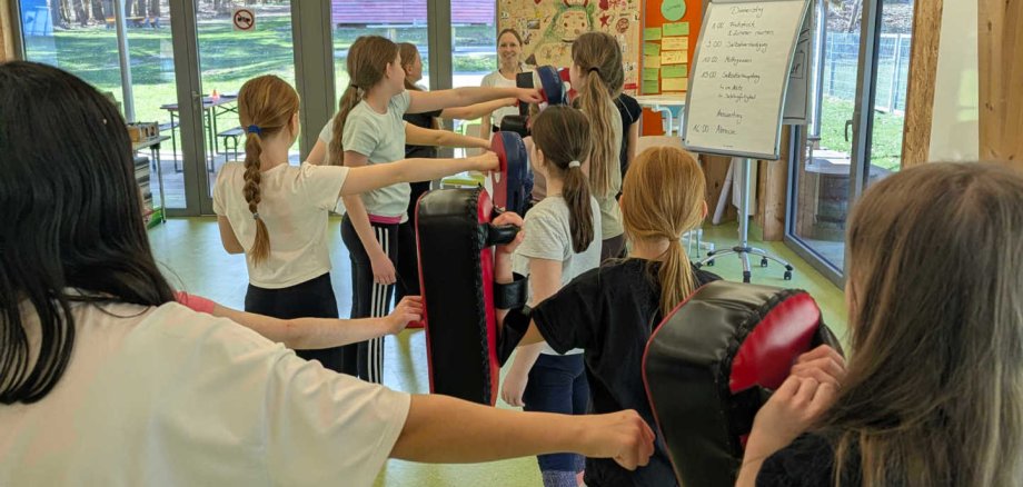 Spannende Tage mit einem Selbstbehauptungs- und Selbstverteidigungskurs liegen hinter den Mädchen zwischen 9 und 12 Jahren. Auch die Selbstverteidigung stand auf dem Programm. Auf dem Bild sind Mädchen zu sehen, die gemeinsam Selbstverteidigungstechniken lernen.