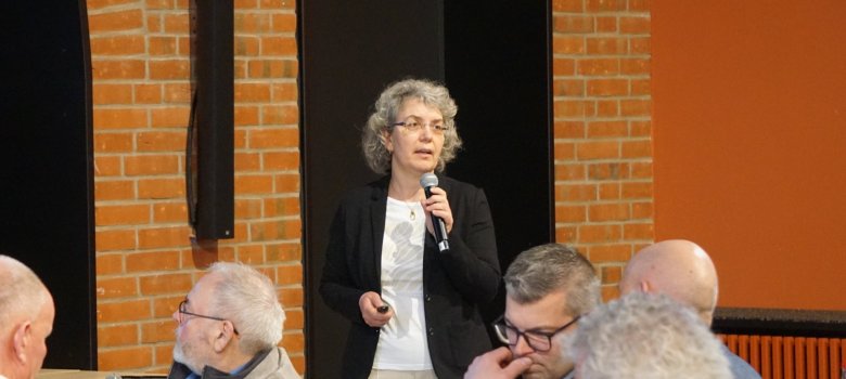 Dorothea Maus, stellvertretende Leiterin des Amts für Wirtschaft und den ländlichen Raum, informiert die Ortslandwirte zum Antragsverfahren.