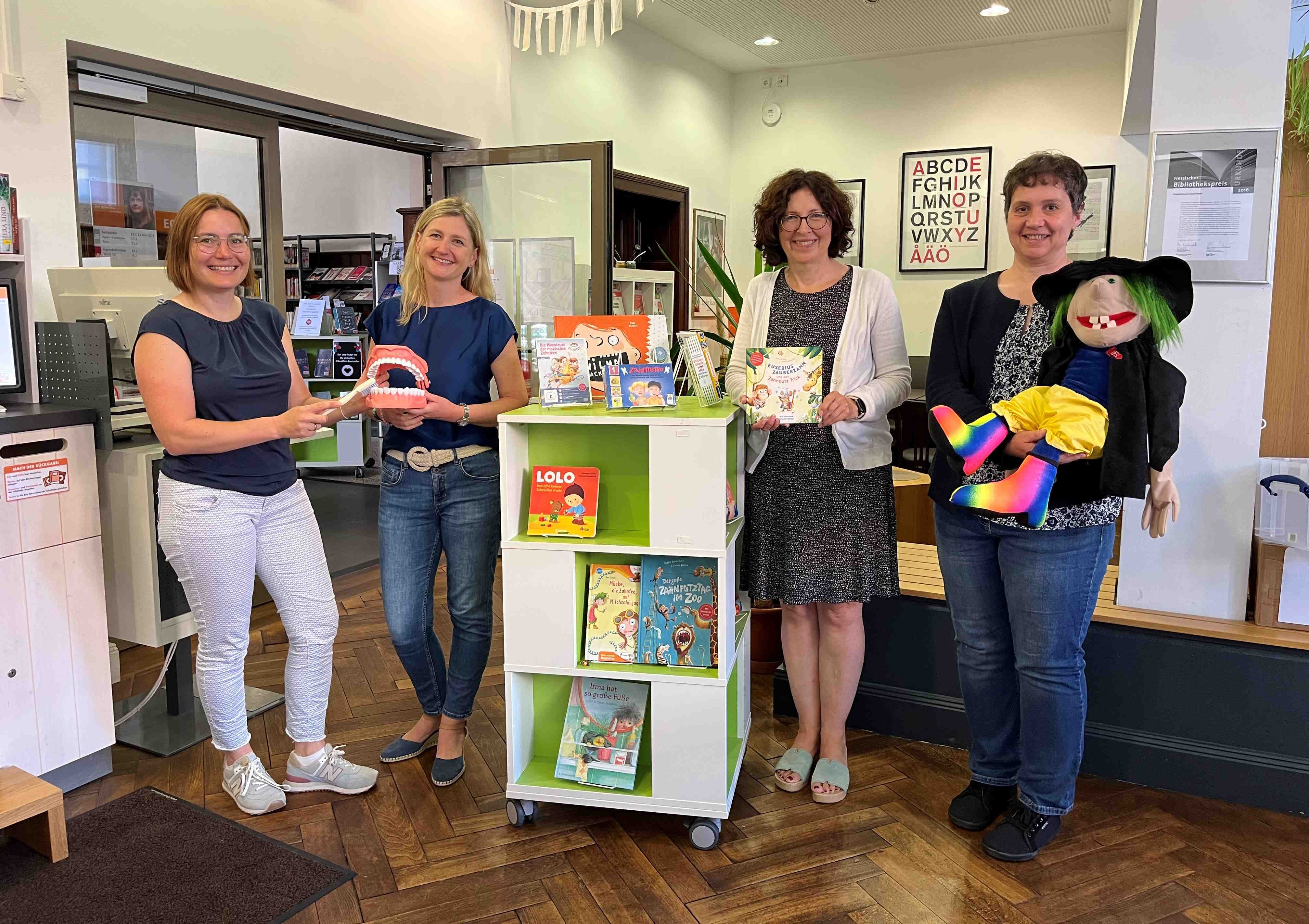 Silke Grünewald, Leiterin des Fachbereichs Stadtleben und Tourismus bei der Stadt Lauterbach, Dr. Susanne Diehl, Zahnärztin und Ideengeberin, Petra Scheuer, Leiterin der Stadtbücherei in Lauterbach, sowie Uta Born von der Jugendzahnpflege Vogelsberg (von links) freuen sich, dass von jetzt an die Medienbox „Meine Zähne“ von Kindergärten und Grundschulen ausgeliehen werden kann.