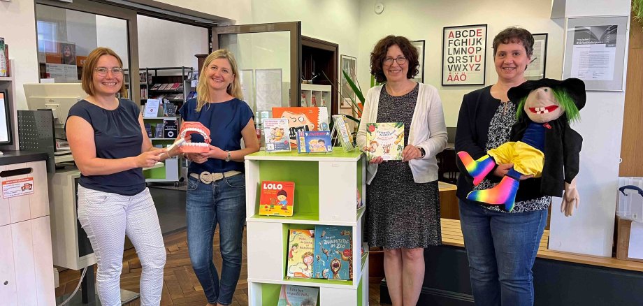 Silke Grünewald, Leiterin des Fachbereichs Stadtleben und Tourismus bei der Stadt Lauterbach, Dr. Susanne Diehl, Zahnärztin und Ideengeberin, Petra Scheuer, Leiterin der Stadtbücherei in Lauterbach, sowie Uta Born von der Jugendzahnpflege Vogelsberg (von links) freuen sich, dass von jetzt an die Medienbox „Meine Zähne“ von Kindergärten und Grundschulen ausgeliehen werden kann.