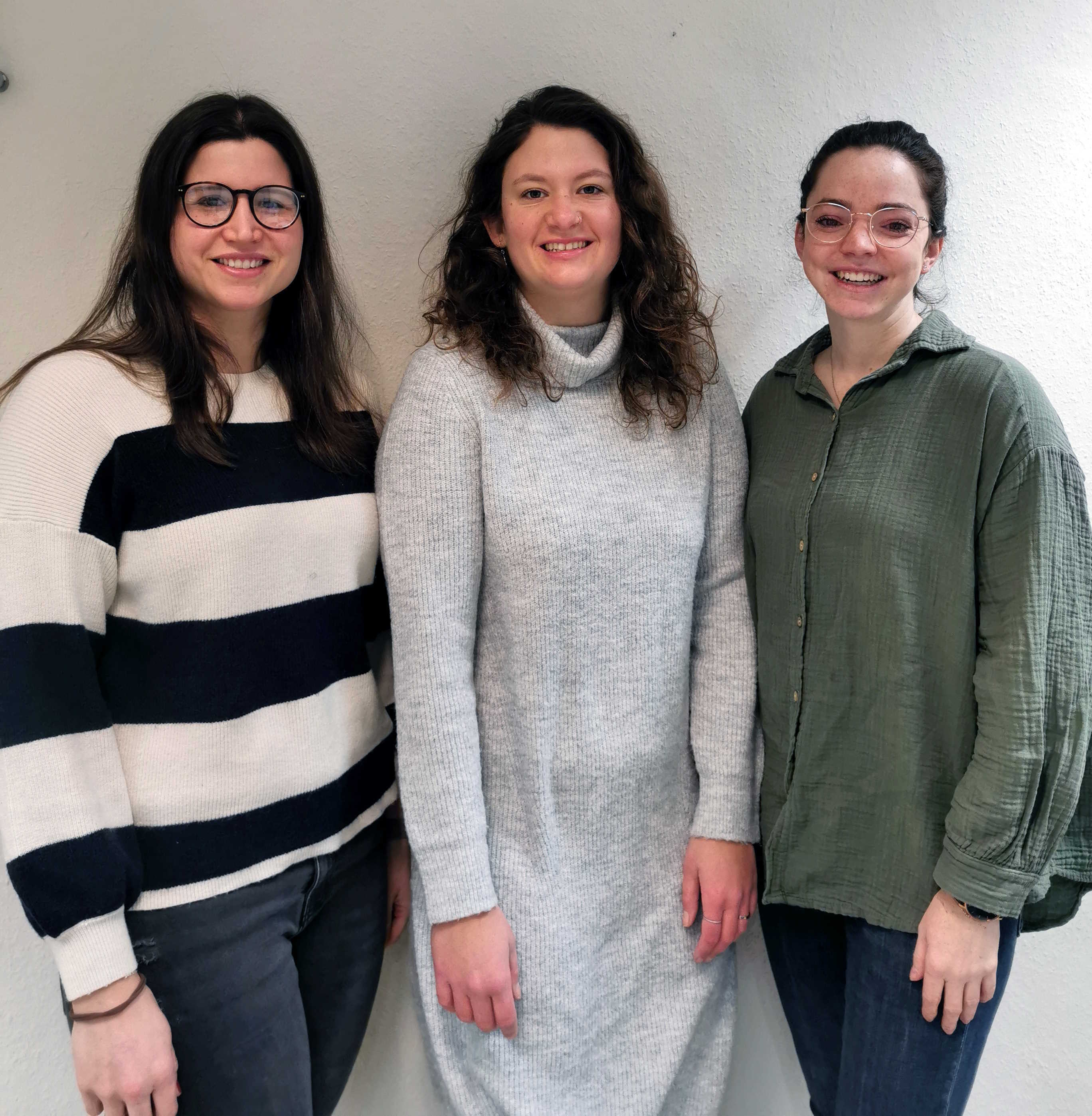 Selina Mengel, Laura Tkotz und Henrike Rupp vom Jugendamt des Vogelsbergkreises lächeln in die Kamera